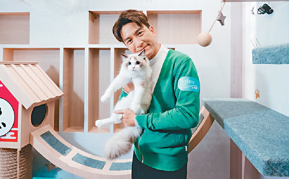 ■马国明抱着猫咪，满脸幸福。
