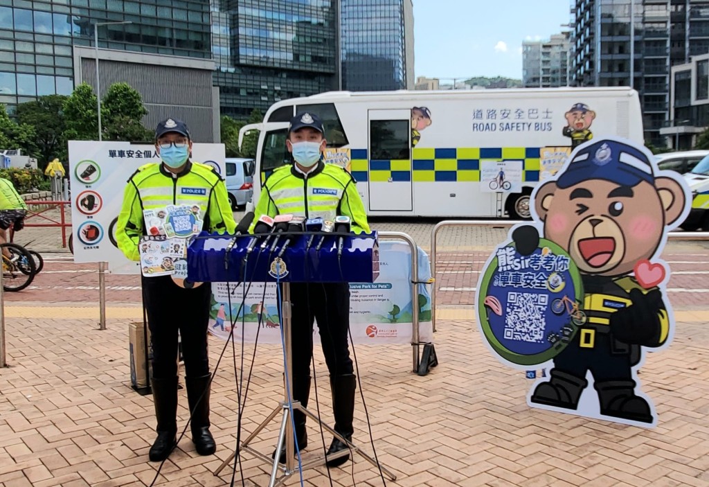 交通總部道路安全課總督察陳嘉揚(右)。