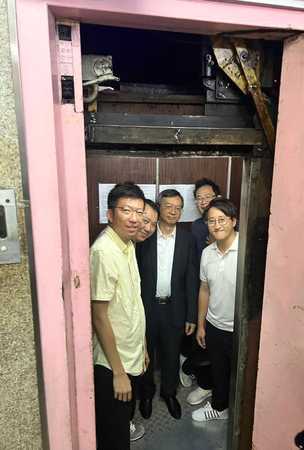 戴尚誠與一眾議員乘電梯離開時，碰上電梯故障，「困𨋢」約20分鐘期間不忘向議員講解政策。
