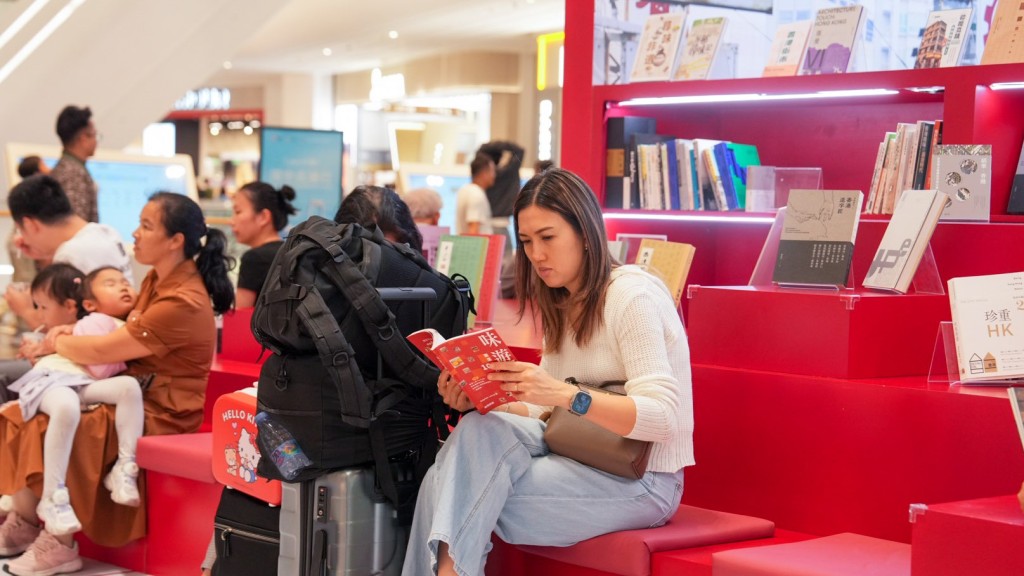 深圳市民在主題展覽暨書展閱讀。