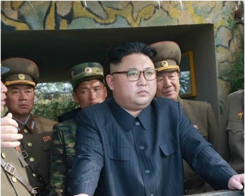 金正恩登上瞭望台，遙望延坪島。網圖