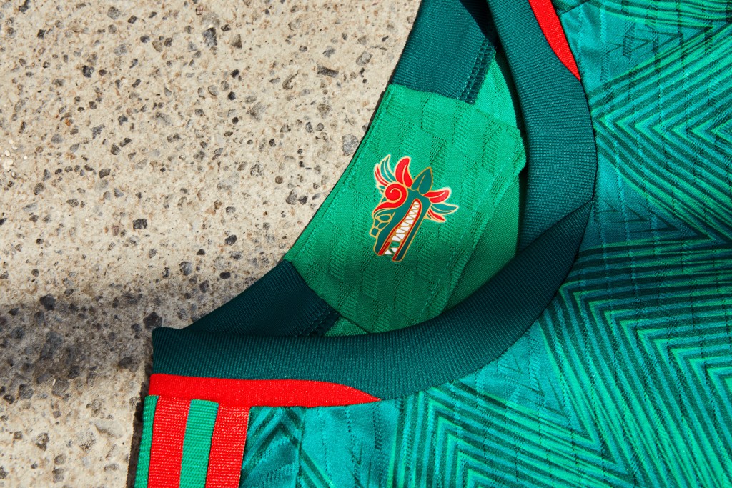 １０）墨西哥 / 主場球衣： 墨西哥主場球衣上印有羽毛頭飾，靈感來自當地文化中的羽蛇神（Quetzalcoatl），象徵著精神與毅力的召喚，後頸處亦印有羽蛇神頭像，象徵著呼喚力量，激勵墨西哥在2022年世界盃戰無不勝。Adidas圖片