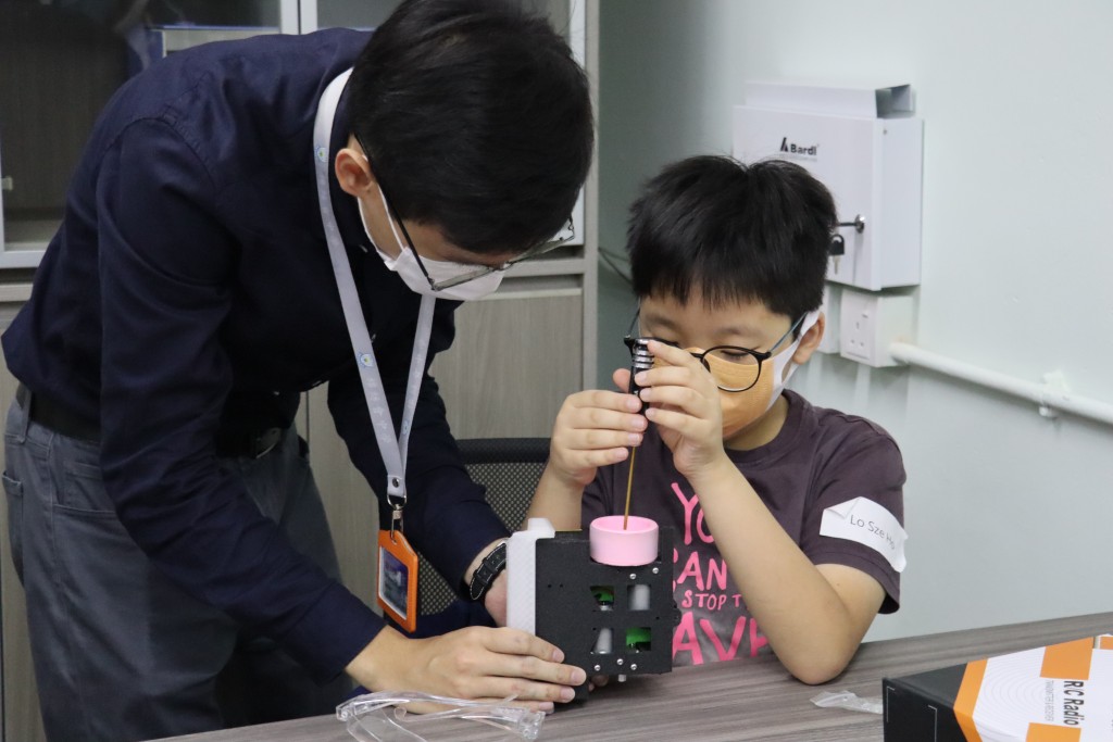  學生專注格鬥車的組裝，主動詢問老師當中的技巧。（受訪者提供）