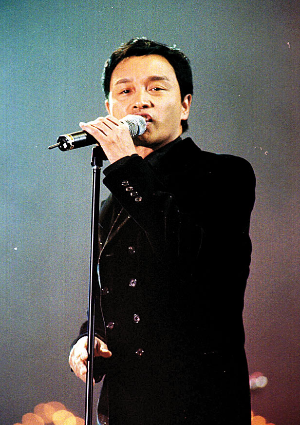 据张国荣生前于一次演唱会上表示董慕节曾为他批命，得出一句「待人以诚，人反相侮」。