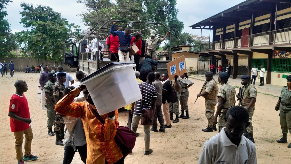 加蓬举行大选时，军人协助押送选票。　路透社