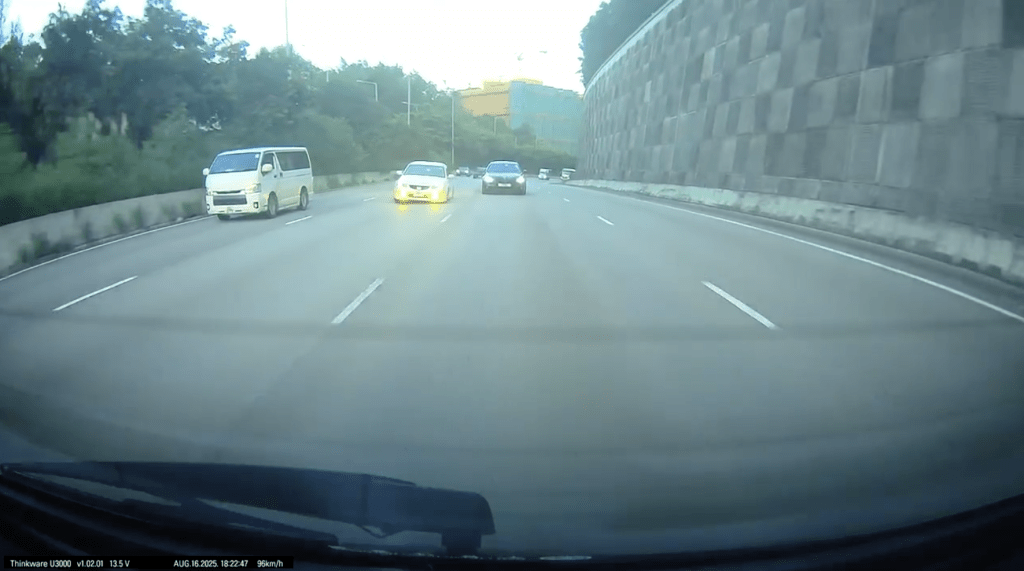 此時一輛從後高速駛至的白色私家車，慌忙從左4線切回左3線閃避，疑因此失去控制。