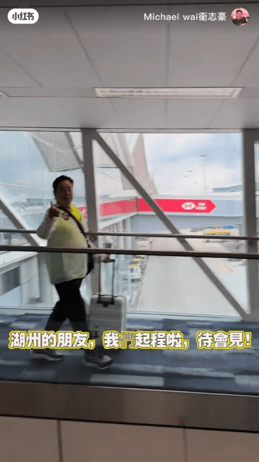 73岁谭咏麟推着行李箱，依然健步如飞，轻轻松松的上机。