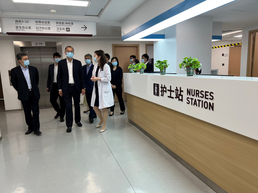 盧寵茂在上海交通大學醫學院附屬仁濟醫院院長夏強（左一）和醫管局聯網服務總監鄧耀鏗（左四）陪同下參觀。