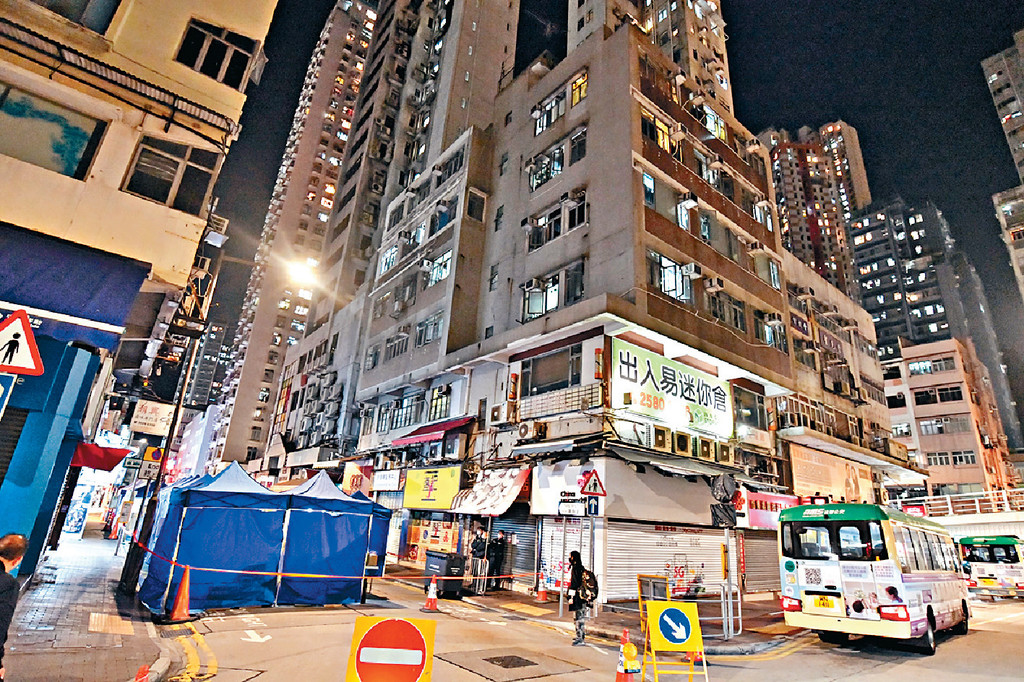 ■患者居住的香港仔東勝道二至四號昨晚圍封強檢。 ■患者居住的香港仔東勝道二至四號昨晚圍封強檢。
