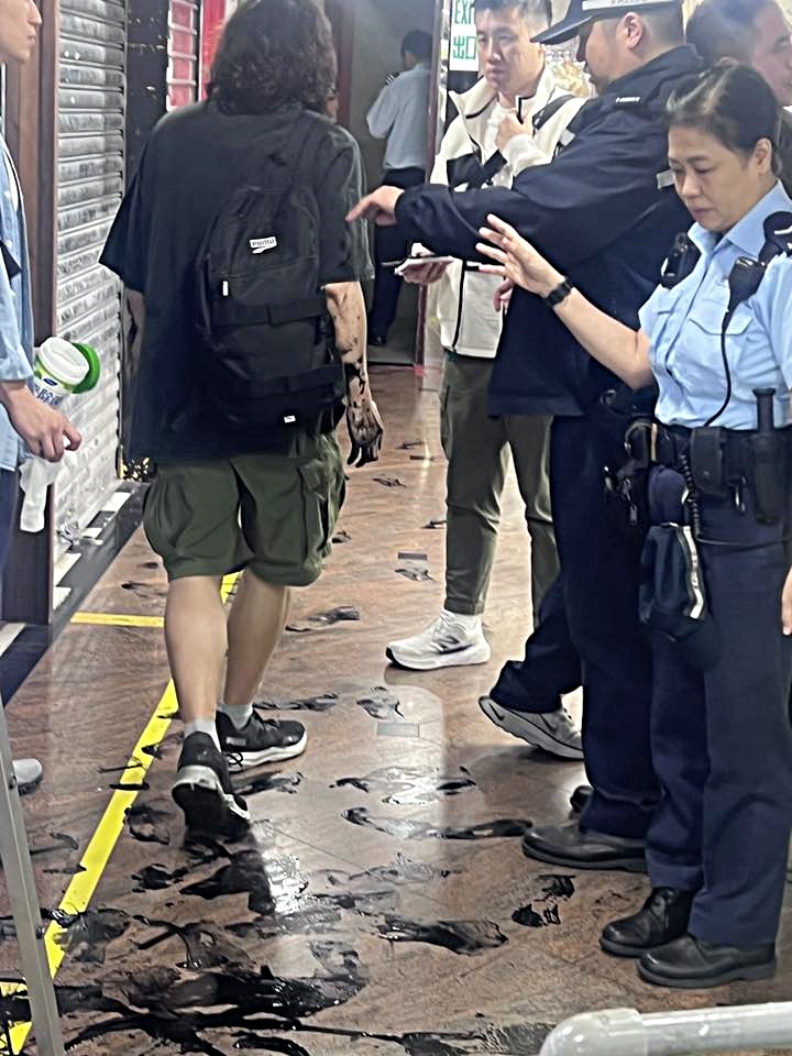格仔舖昨日被淋油，有男子雙手沾有黑油。fb：香港突發事故報料區