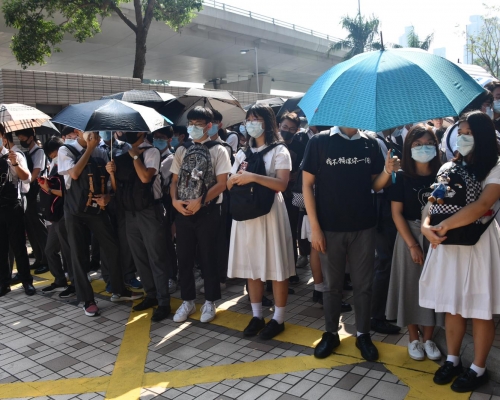 大批市民声援被告。