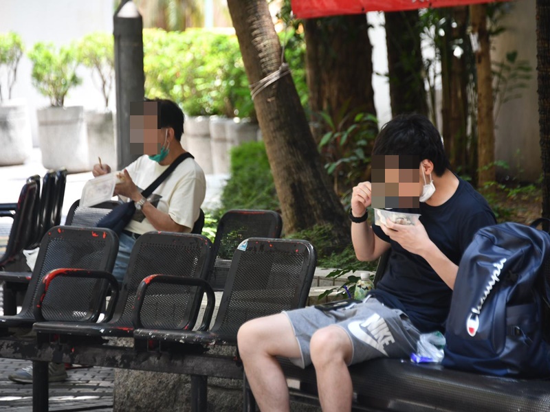 市民在公園食飯。