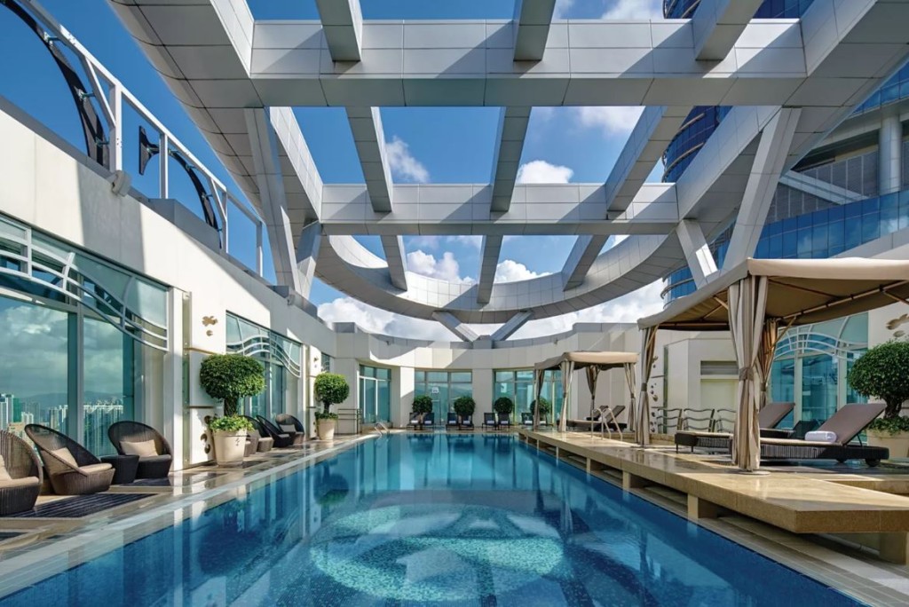 客人可免费使用酒店顶层的恒温游泳池。