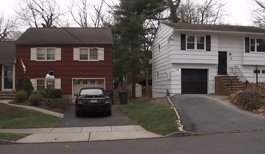 威廉．阿勒（紅屋）住在克蘭維爾（白屋）旁。abc 7 畫面截圖