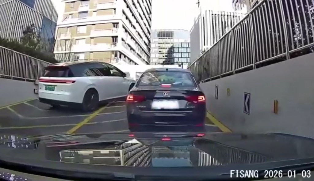 白色SUV逆線打尖被一眾車主「死頂」整治。微博