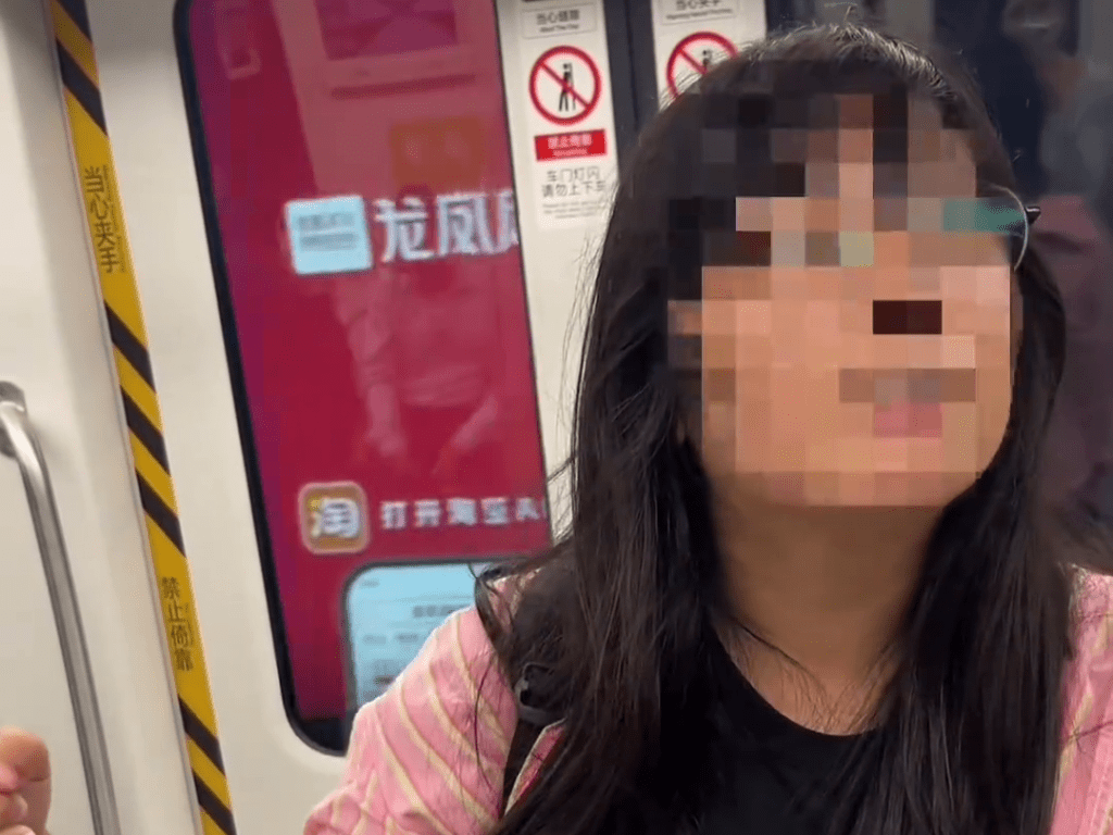 女子堅稱遊客在談雞鳴寺是在暗諷她。 女子堅稱遊客在談雞鳴寺是在暗諷她。