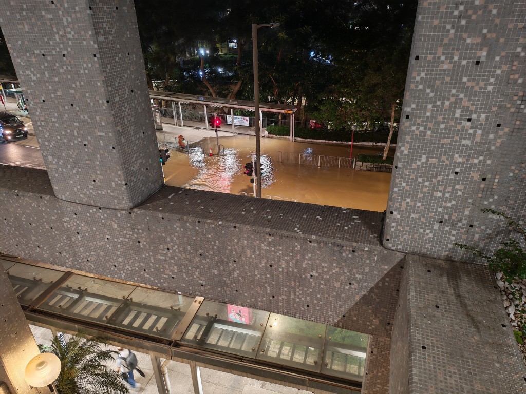 鳳德道及蒲崗村道交界有水管爆裂,大量黃泥水湧出。網上圖片 鳳德道及蒲崗村道交界有水管爆裂,大量黃泥水湧出。網上圖片