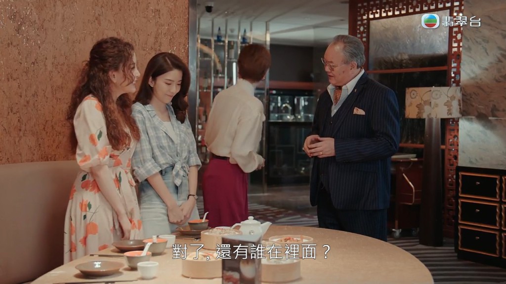 「KK」陳星妤和「沙律媽」陳法蓉在餐廳食飯期間，巧遇富商「王主席」。