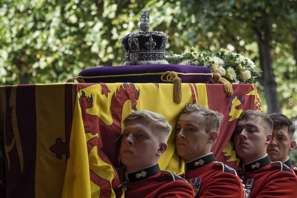 已故英女皇伊利沙伯二世灵柩周三下午由伦敦白金汉宫移灵抵达西敏宫。AP