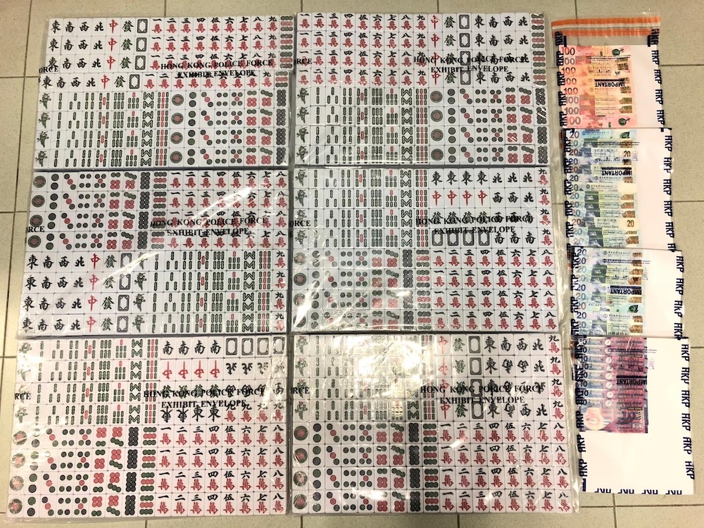 行動中共檢獲的麻雀及賭款。警方圖片