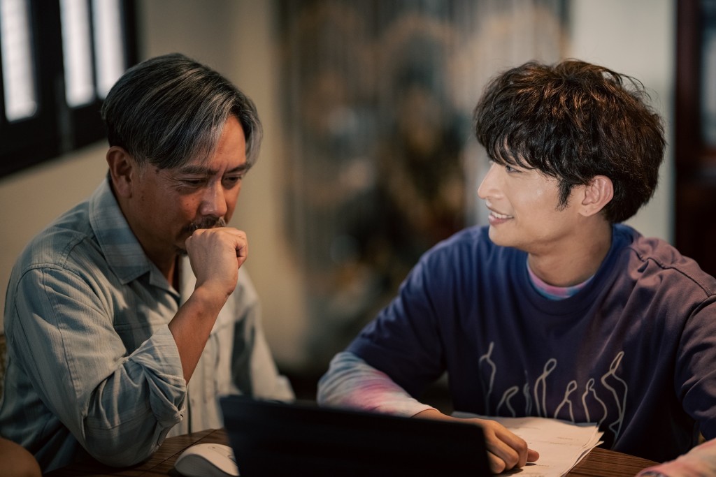 劇集《光明大押》成年版「林定堅」由謝君豪主演,他是「光明大押」二叔公,Dee的角色叫小海,明戀練美娟。 劇集《光明大押》成年版「林定堅」由謝君豪主演,他是「光明大押」二叔公,Dee的角色叫小海,明戀練美娟。