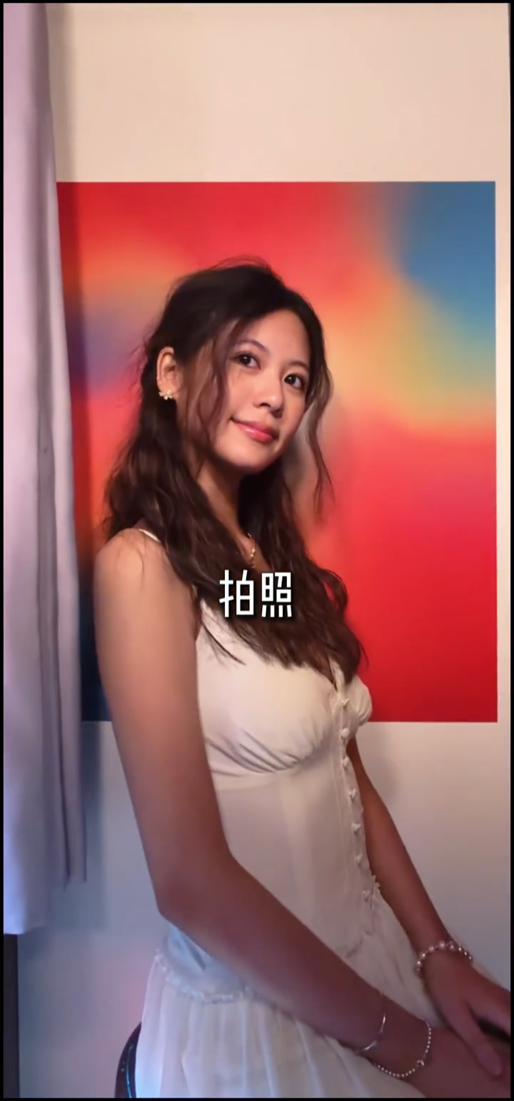 劉蒔身穿白色吊帶連身裙，散發溫柔知性的少女氣質。
