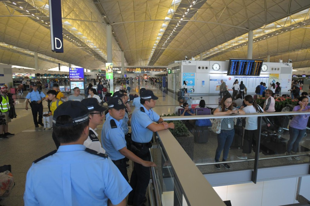 警方加派警員機場巡查