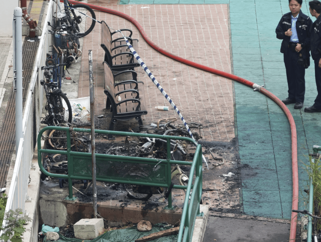 現場有電單車被焚毀，幸無人受傷。黎志偉攝