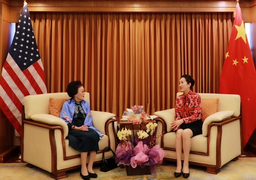 王薇(右)去年5月4日会见美国南加州华人妇女组织巾帼会创会会长张素久。外交部