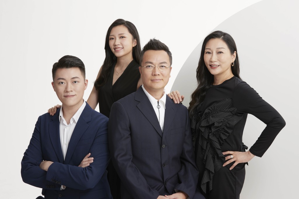 Joi與太太Janey育有28歲大仔Javier和22歲細女Jillian。