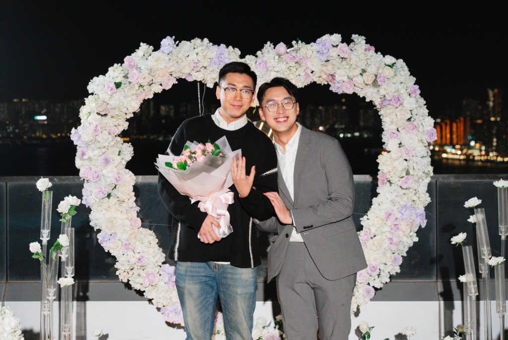 陳書君說:「給我的未婚夫,我未來的丈夫,你是我人生中最美好的冒險。」 陳書君說:「給我的未婚夫,我未來的丈夫,你是我人生中最美好的冒險。」