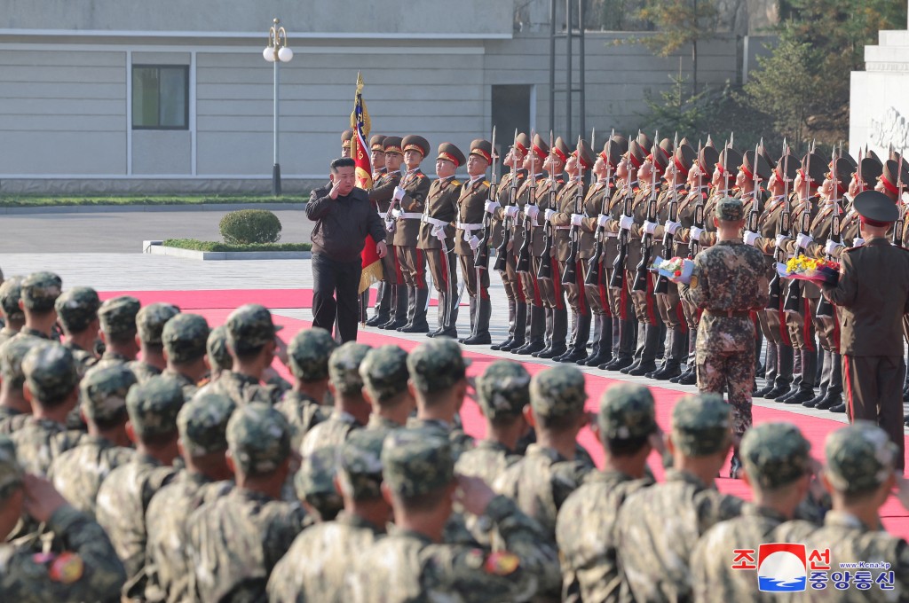 金正恩早前視察人民軍，指強化核武的意志絕不改變。路透社