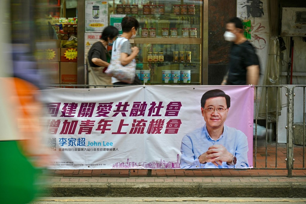 李家超团队挂起竞选横额，向市民宣传施政理念。