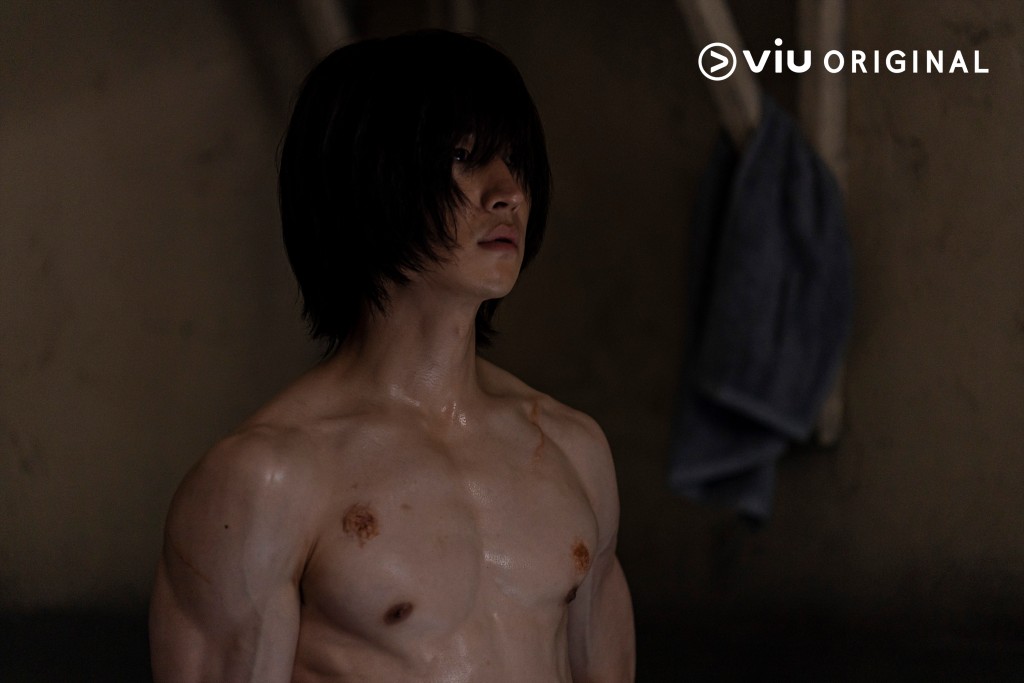 李帝勳在《模範的士 2》第一集大晒結實胸肌。