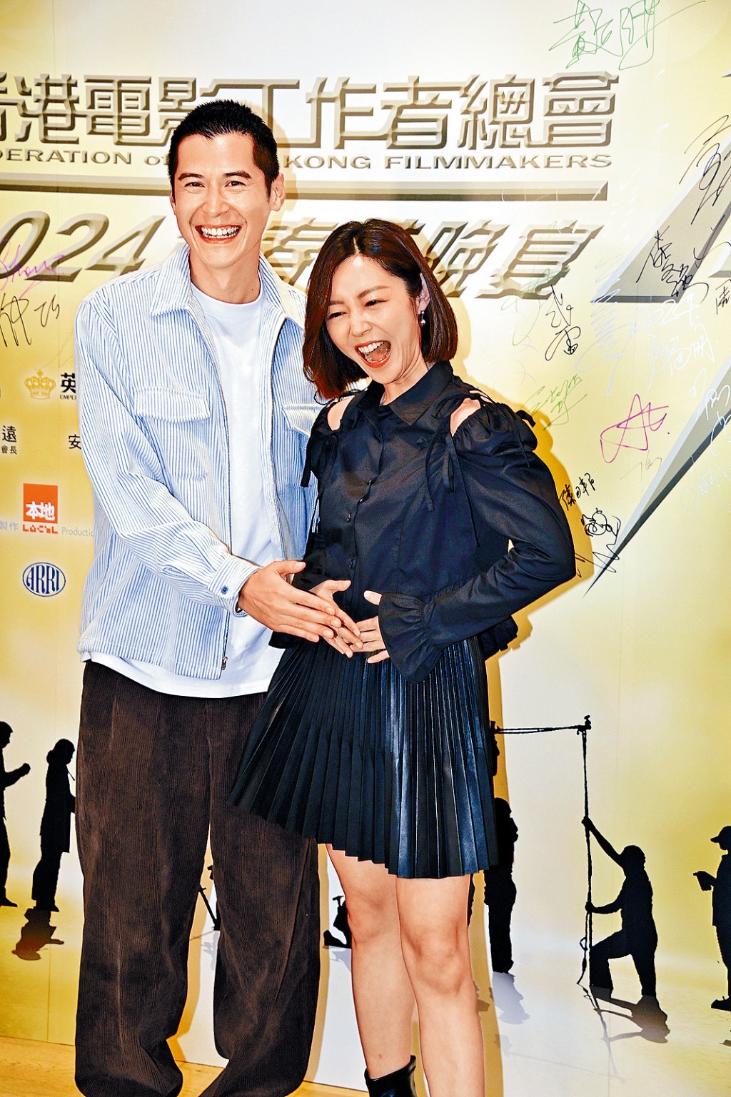陳家樂輕撫扮大肚的衛詩雅,非常搞笑。