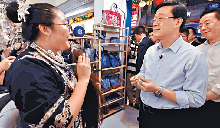 ■超哥參觀一間經營當地「非遺」項目馬尾繡店舖。