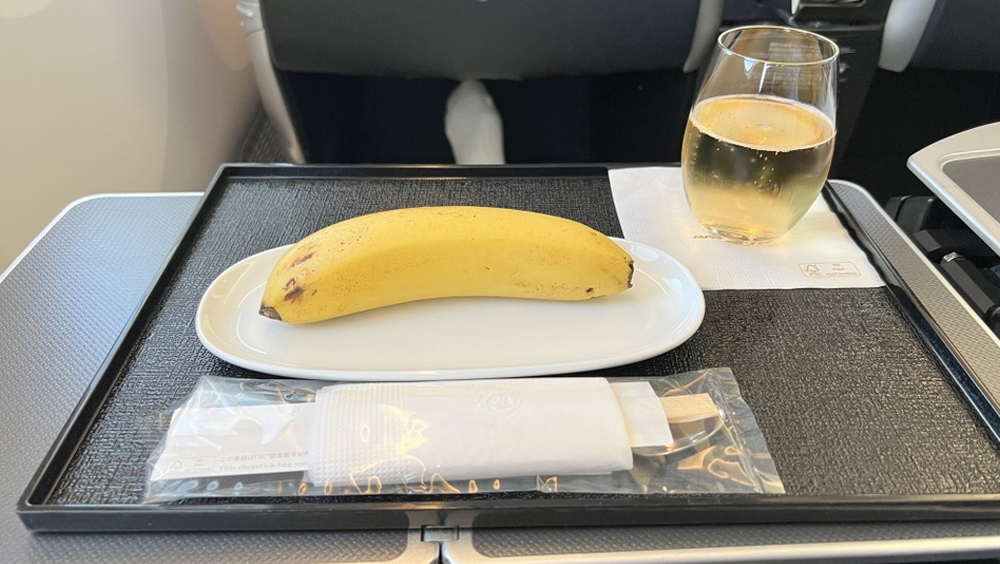 网友查理搭乘日航的商务舱时，餐点居然只有一根香蕉，让他错愕不已。（图／翻摄自Flyer Talk）