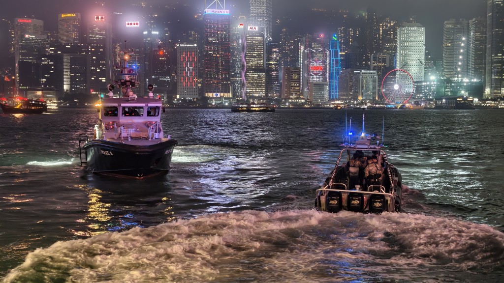 水警及救援人员接报到场，将女子救起。