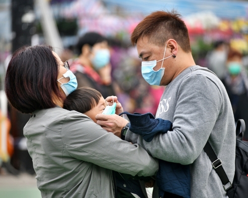 兒童長期戴著醫用口罩，會令他們吸入的氧氣量減少，有機會對呼吸系統產生影響。資料圖片