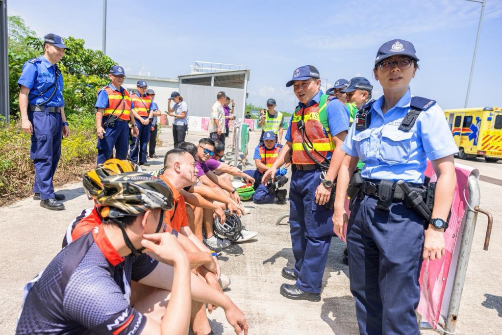 救護人員使用「大量傷者事故檢傷分流系統」模擬分流傷者。