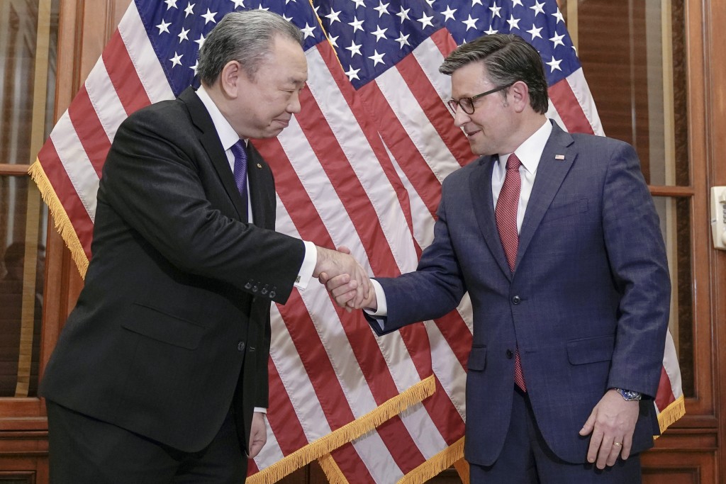 美众议院议长约翰逊（Mike Johnson）与台驻美代表俞大㵢握手。 美联社