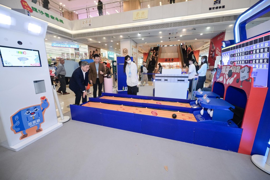 卓永興指，擊倒保齡球瓶，象徵痛擊選舉貪腐。