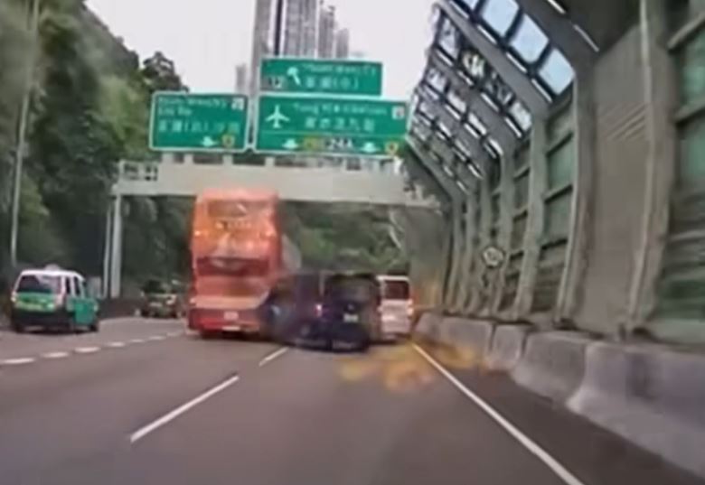 貨Van司機扭軚閃避，但收掣不及，貨Van車頭直撼九巴車尾。fb車cam L（香港群組）影片截圖