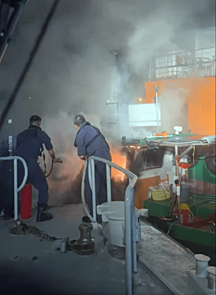一艘垃圾收集船起火。fb：Hong Kong Marine Police