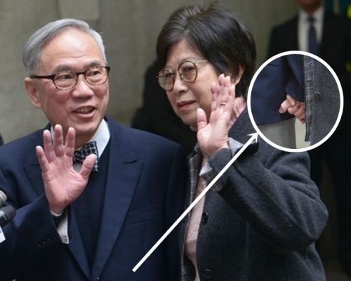 曾蔭權與太太全程手拖手。
