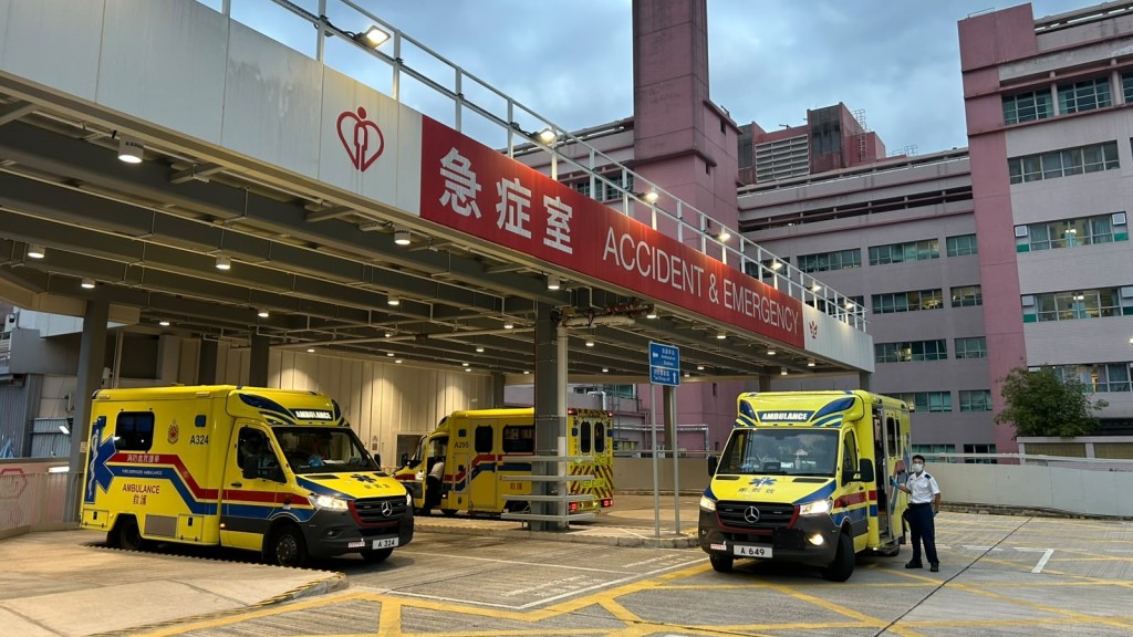 男子被送往北區醫院搶救。曾志恆攝 男子被送往北區醫院搶救。曾志恆攝