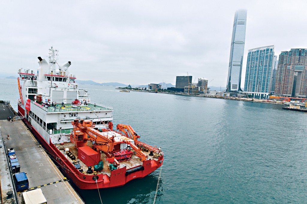 停泊于尖沙咀海运码头禁区的「雪龙2」号。