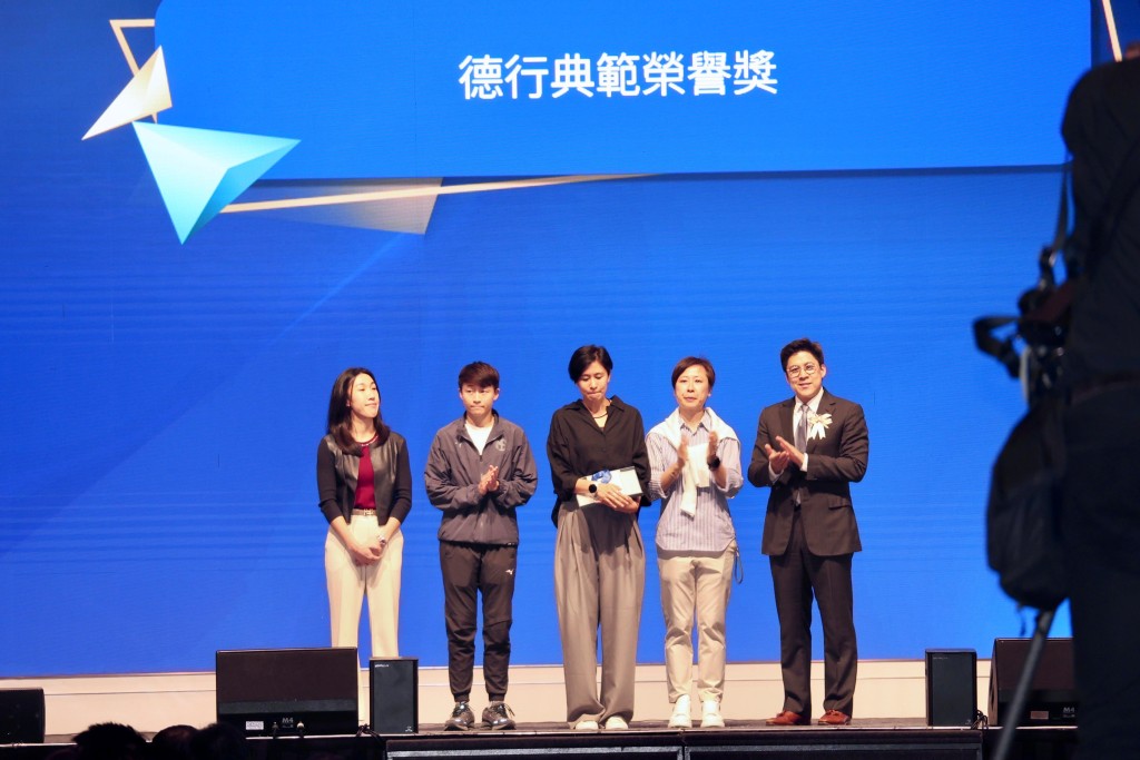 已故葉韻豐教練獲「德行典範榮譽獎」由她的愛徒陳浩怡(右起) 、梁穎瑜、林安琪及方綺蓓上枱代表Miss領獎。徐嘉華攝