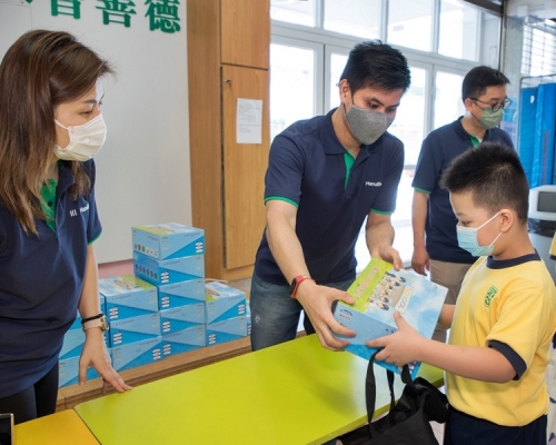 宏利向25所小學的基層學童捐贈出1000雙運動鞋,鼓勵他們保持做運動的習慣。
