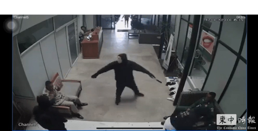 一身黑色裝束的武裝歹徒闖入一間醫院。柬中時報圖片